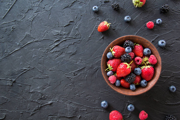 A healthy serving of fresh summer berries. Creative atmospheric decoration - Valokuva, kuva