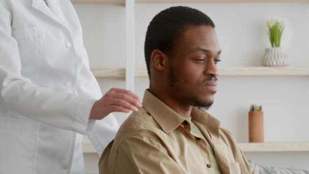 медсестра підтримує інвалідів африканського чоловіка в інвалідному візку штрихування плеча
 - Кадри, відео