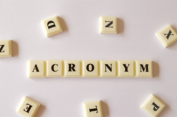 Скребкові літери з текстом ACRONYM ізольовані на білому тлі
 - Фото, зображення