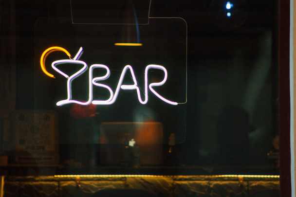 neon sign bar cocktail showcase club restaurant .concept bar friday fun relax relief - Foto, imagen