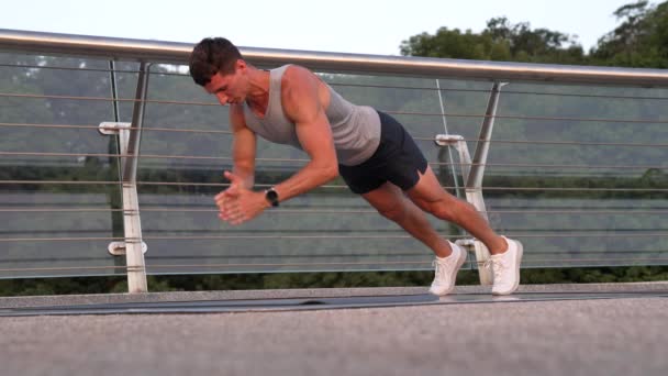 gespierde man atleet met fit lichaam push-ups in sportieve slijtage, biceps - Video