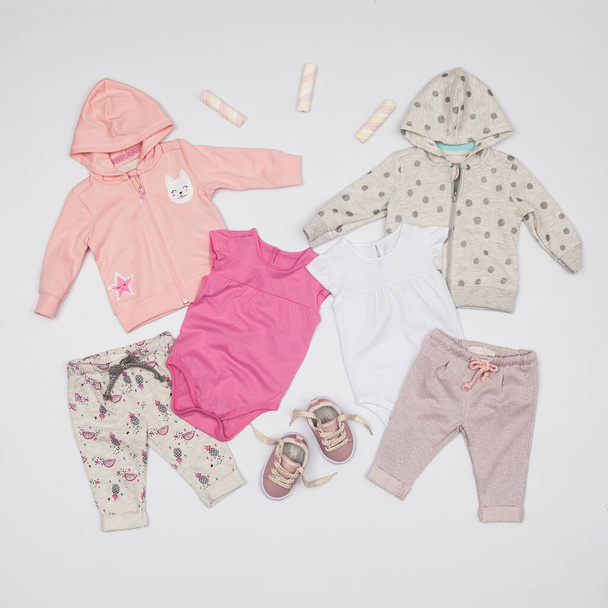 Damenkindermode - Kleidung für Mädchen; Foto auf weißem Hintergrund. - Foto, Bild