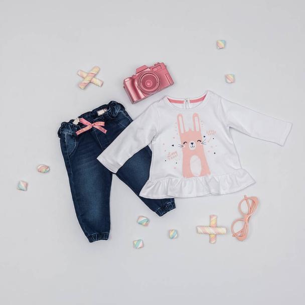 Moda per bambini delle donne - Abbigliamento per ragazze; Foto su sfondo bianco. - Foto, immagini
