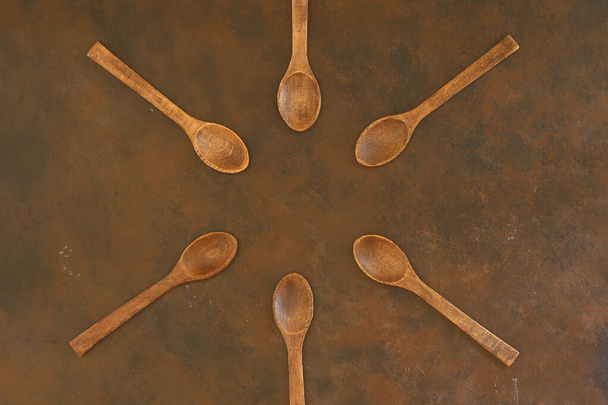 old empty spoons on wooden background - Foto, imagen