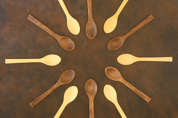 old empty spoons on wooden background - Φωτογραφία, εικόνα