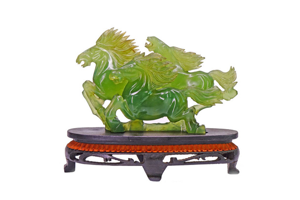 Escultura Jade: três cavalos correndo escultura (Nephrite jade) isolado em fundo branco - Foto, Imagem