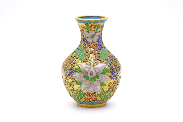 Античный китайский Cloisonne эмали вазы изолированы на белом фоне - Фото, изображение