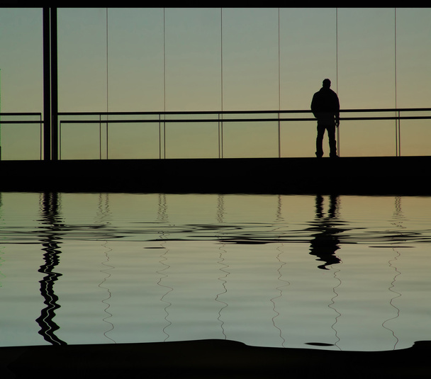 homem no edifício, com reflexão de água
 - Foto, Imagem