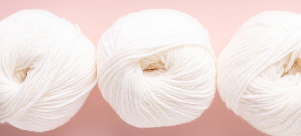 White clews of wool on a pink background. Top view. Close-up - Foto, imagen