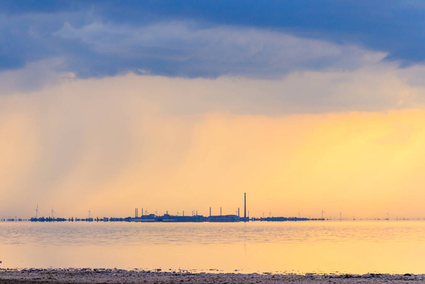 Gün batımında göl kıyısında bir fabrika manzarası - Fotoğraf, Görsel