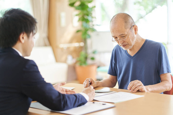 Elderly people receive explanations about long-term care facilities - Photo, Image