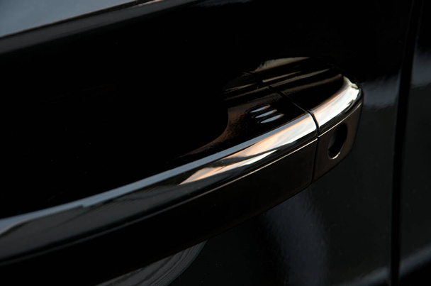 Сучасний чорний автомобільний електронний відкривач дверей Горизонтальний
 - Фото, зображення
