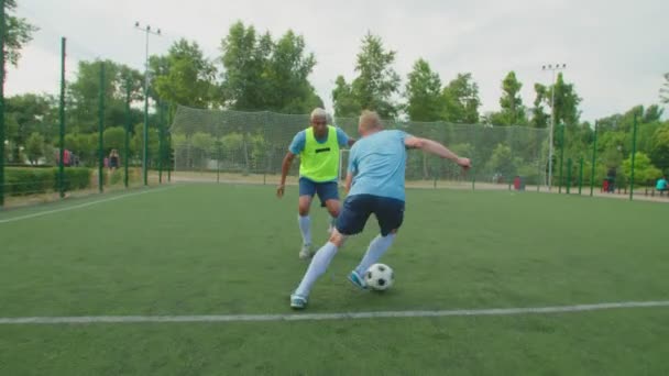Ποδόσφαιρο επιθετικός εκτελεί κόλπα ποδοσφαίρου και κινείται σε εξωτερικούς χώρους την αυγή - Πλάνα, βίντεο