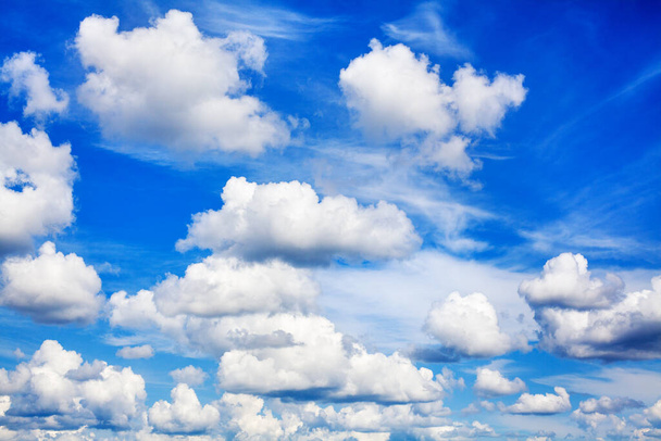 Nuvens brancas fofas no fundo claro do céu azul ensolarado close-up, textura da nuvem cumulus, céu azul nublado pano de fundo, bela vista da paisagem nublada, céu do dia de verão, paisagem nublada, espaço - Foto, Imagem