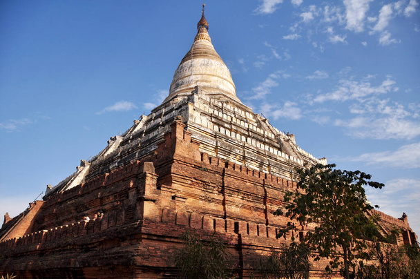 Shwesandaw Pagoda pyay templom chedi burma stílus burmai emberek és külföldi utazók utazás látogatás tisztelet imádkozó buddha istentisztelet Bagan vagy Pagan Örökség ősi város Mandalay régióban, Mianmar - Fotó, kép