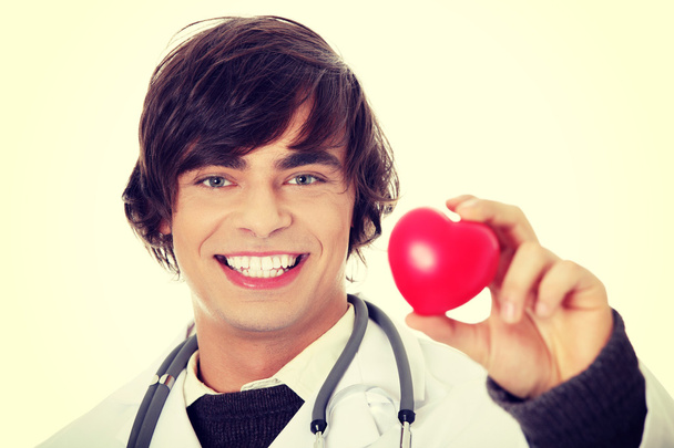 γιατρός που κατέχουν καρδιά σχήμα παιχνίδι - Φωτογραφία, εικόνα