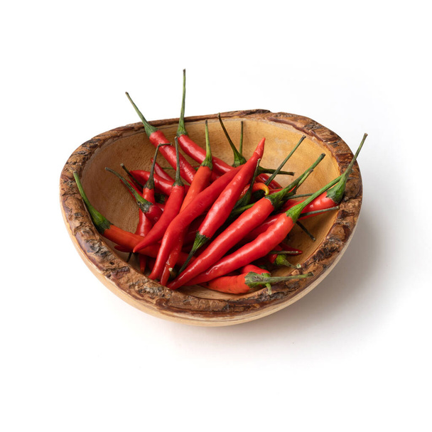 Πιπεριές τσίλι με φέτες κόκκινες πιπεριές τσίλι απομονωμένες σε λευκό φόντο. Ζεστό και πικάντικο φαγητό. Φυτικό. Συστατικά καρυκεύματος. - Φωτογραφία, εικόνα