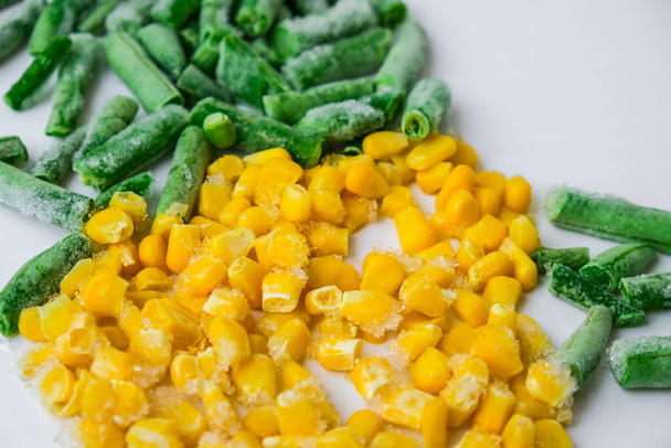 Légumes congelés aliments de fond de maïs jaune, haricots verts. Récolte Conservation des aliments pour l'hiver. Véganisme, végétarien saine alimentation. Concentration sélective - Photo, image