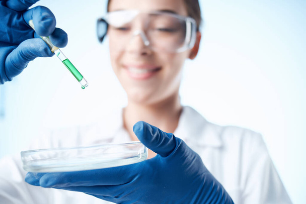 mujer asistente de laboratorio solución química investigación biotecnología profesionales - Foto, Imagen