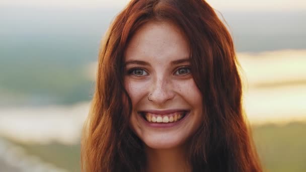 Νεαρή όμορφη γυναίκα με φακίδες και κόκκινα μαλλιά - Πλάνα, βίντεο