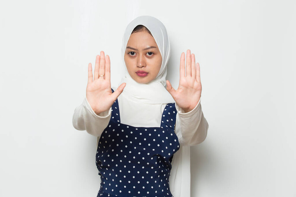 Azji muzułmanin kobieta pokazać zatrzymać ręce gest - Zdjęcie, obraz