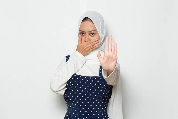 asiático musulmán mujer espectáculo parada manos gesto - Foto, imagen