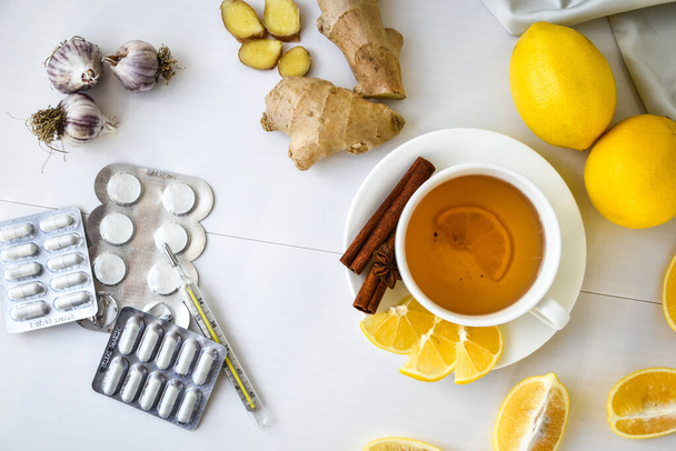 一般的な風邪の治療のための製品-レモン,生姜,カモミールティー.ビタミン自然飲料。シナモンアニススター。天然薬対従来薬 - 写真・画像