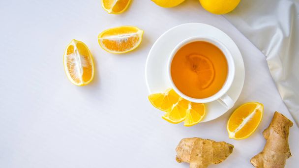 Immunità calda allo zenzero che aumenta la vitamina Bevanda naturale Con limone agli agrumi in stile rustico su sfondo bianco. Tè alla camomilla. Concetto sano Copia spazio - Foto, immagini