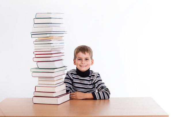 Un écolier et un tas de livres
 - Photo, image
