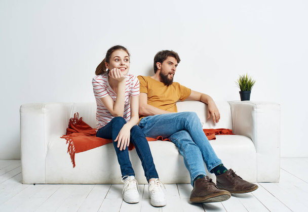 esposa con marido en casa en el sofá viendo películas familia - Foto, imagen