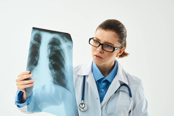 infirmière radiologue en blouse blanche radiographies hôpital professionnel - Photo, image