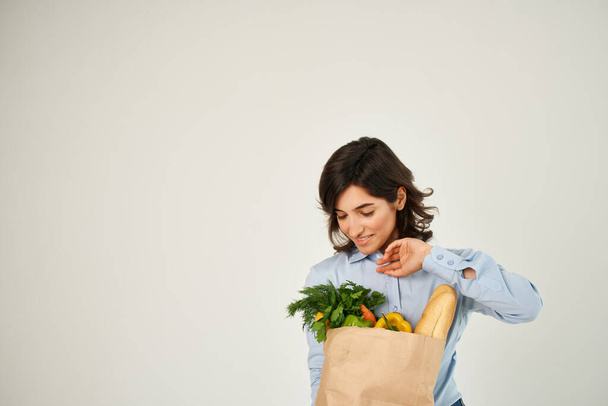 morena bonita em azul camisa mantimento saco comida orgânica - Foto, Imagem