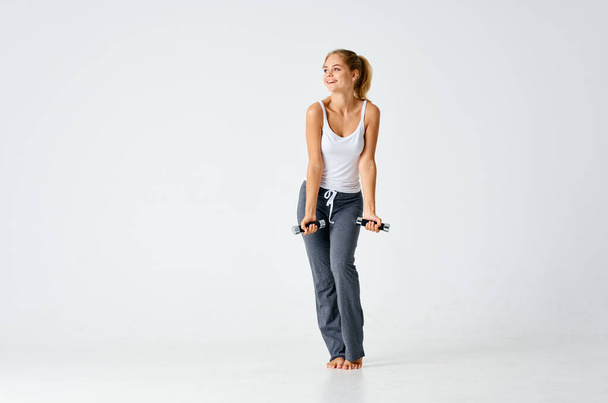 женщина с гантелями в руках тренировки изолированные фоновые упражнения мотивации - Фото, изображение