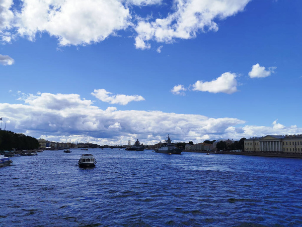 Widok z mostu fregaty "Admirał Floty Kasatonov" i Corvette "Stoyky" w wodach rzeki Neva w Dniu Marynarki w Sankt Petersburgu. - Zdjęcie, obraz