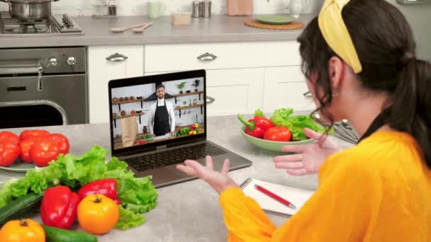Emocional positivo ama de casa en casa cocina estudio en línea videollamada le dice al chef - Imágenes, Vídeo