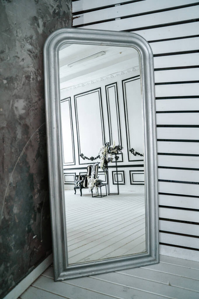 espejo grande con reflejo de pared en blanco y negro vintage. - Foto, imagen