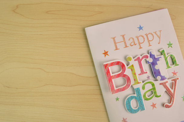 З днем народження листівка з різнокольоровими прикрасами на столі
 - Фото, зображення