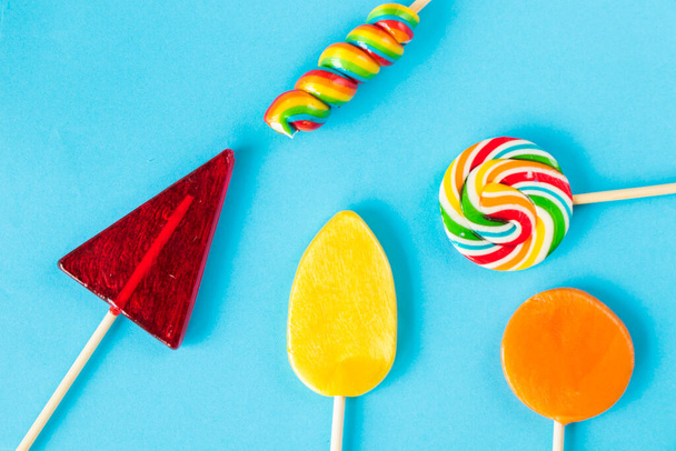 Красочные конфеты, леденцы на голубом фоне, разноцветные - Фото, изображение