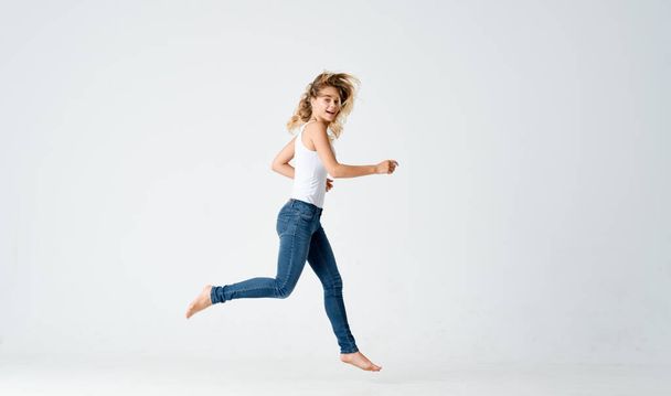 carino bionda lupus danza movimento emozioni positive - Foto, immagini