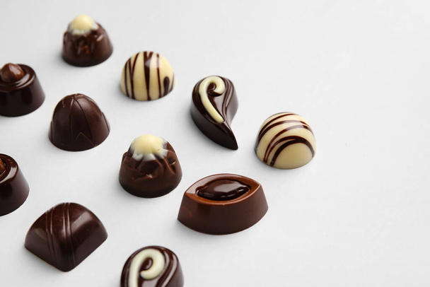 Sweet chocolate candies on light background - Foto, Bild