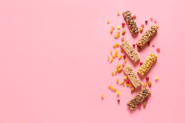 Barras de cereales saludables sobre fondo de color - Foto, imagen