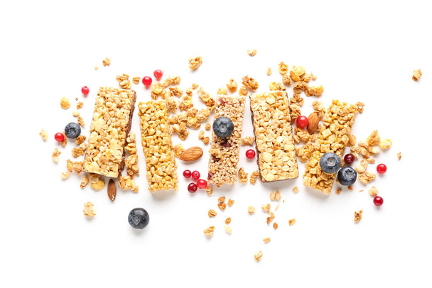 Barras de cereales saludables y bayas sobre fondo blanco - Foto, imagen