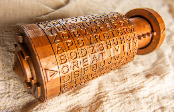 Открытый латунный криптекс, изобретенный Леонардо да Винчи из книги "Код Винчи". Криптографическое оборудование, напечатанное на 3D принтере. Слово креативность как пароль, заданный кольцами букв. - Фото, изображение
