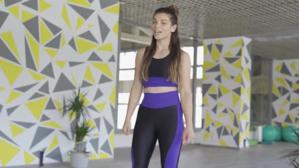Beautiful brunette tabata trainer giving online workout courses - Metraje, vídeo