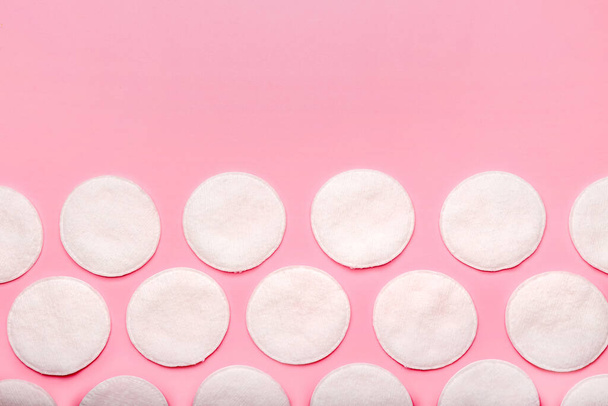 Cotton pads on color background - Foto, Imagem