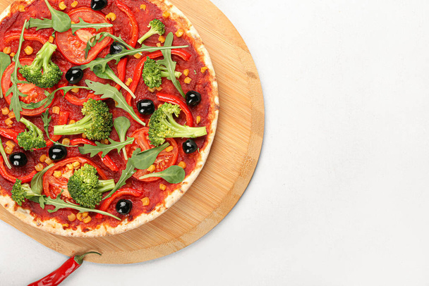 Tablero con sabrosa pizza vegetariana sobre fondo claro - Foto, imagen