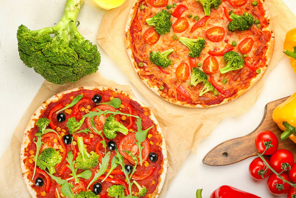 Пергамент с вкусной вегетарианской пиццей на светлом фоне - Фото, изображение