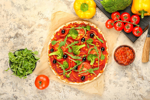 Pergamentti maukasta kasvispizzaa ja kastiketta kevyellä taustalla - Valokuva, kuva