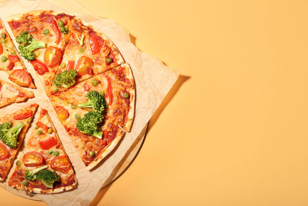 Bord met lekkere vegetarische pizza op kleur achtergrond - Foto, afbeelding