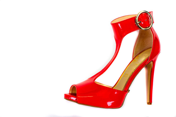 punainen kiiltonahka sandaali kesäkaudella - Valokuva, kuva